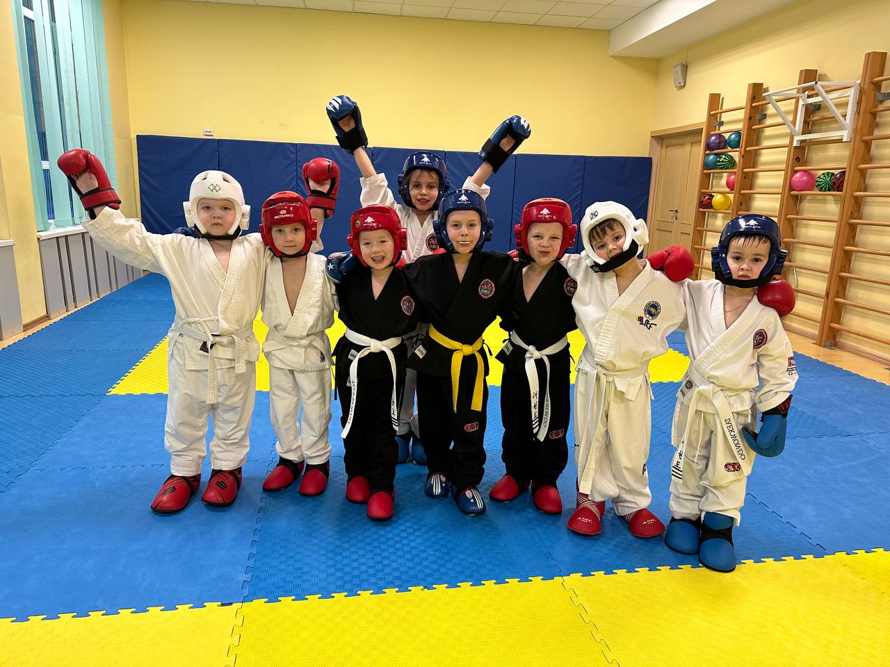 photo_5413863086596671655_y